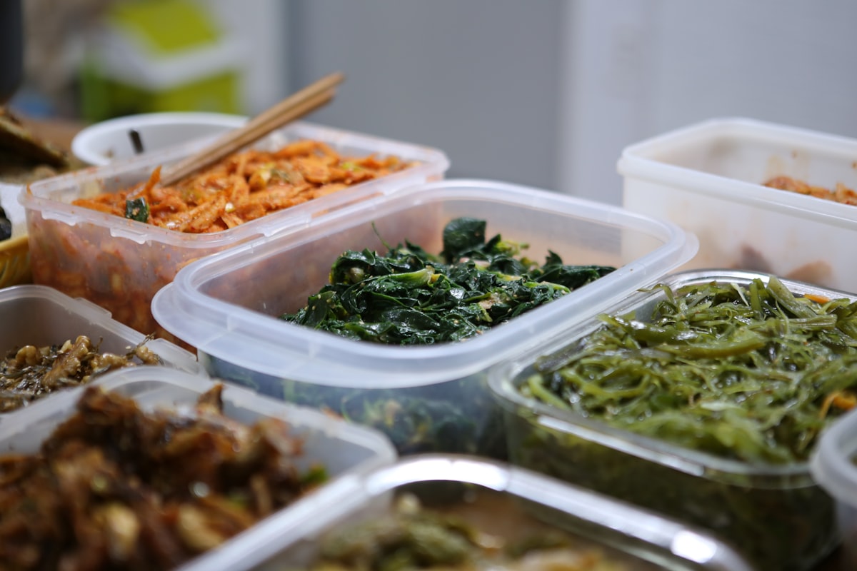 Buddha bowl s kvinijinim, povrćem i proteinima